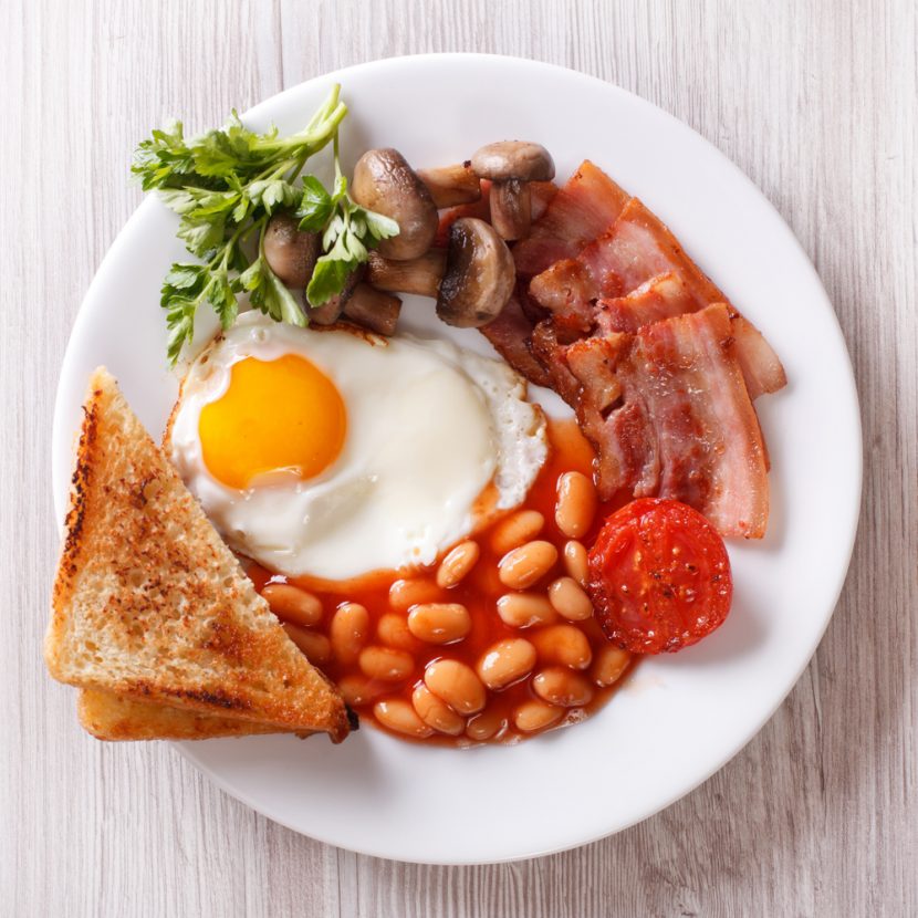 Przepis na Angielskie śniadanie - tosty z fasolką i bekonem