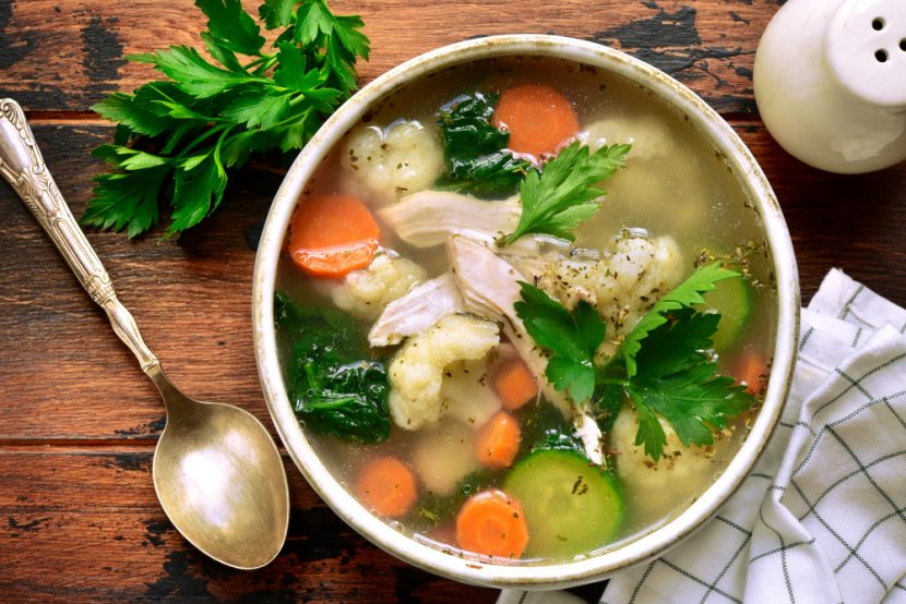 Przepis na Błyskawiczna zupa warzywna z kurczaka