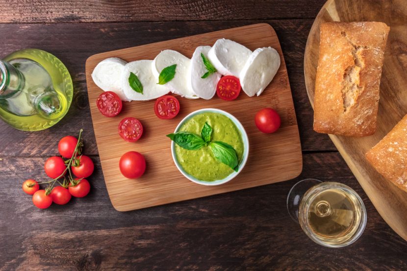Przepis na Chleb z pesto, pomidorkami i mozarellą
