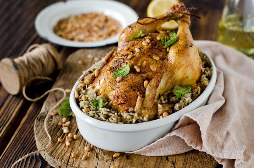 Przepis na Pieczony kurczak nadziewany ryżem i orzeszkami