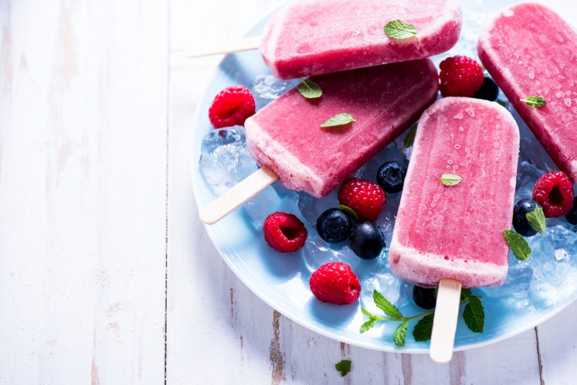 Przepis na Domowe lody jogurtowe z owocami