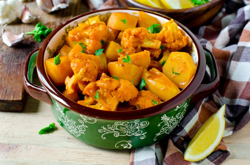 Przepis na Pikantne ziemniaki i kalafior z curry