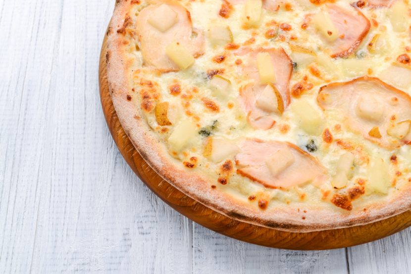 Przepis na Pizza z gorgonzolą, szynką i ananasem
