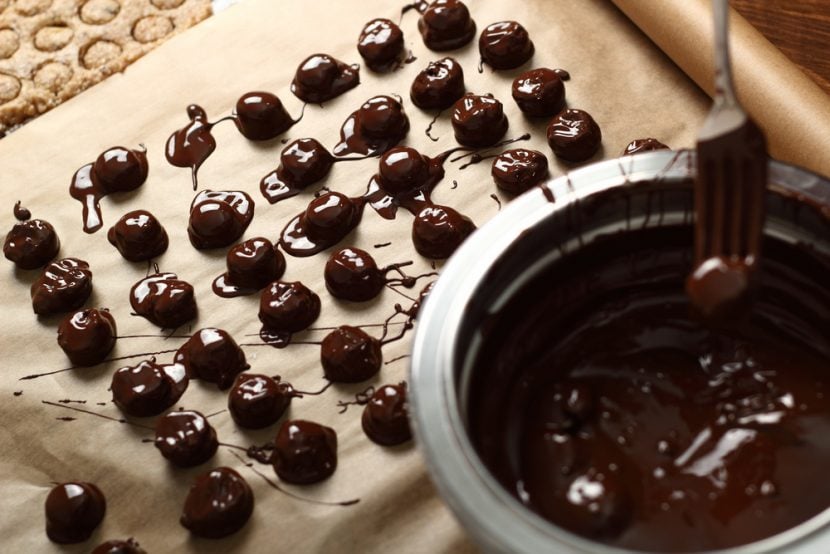 Przepis na Praliny czekoladowe z marcepanem i orzechami włoskimi
