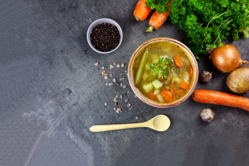 Przepis na szybka wegańska zupa ogórkowa