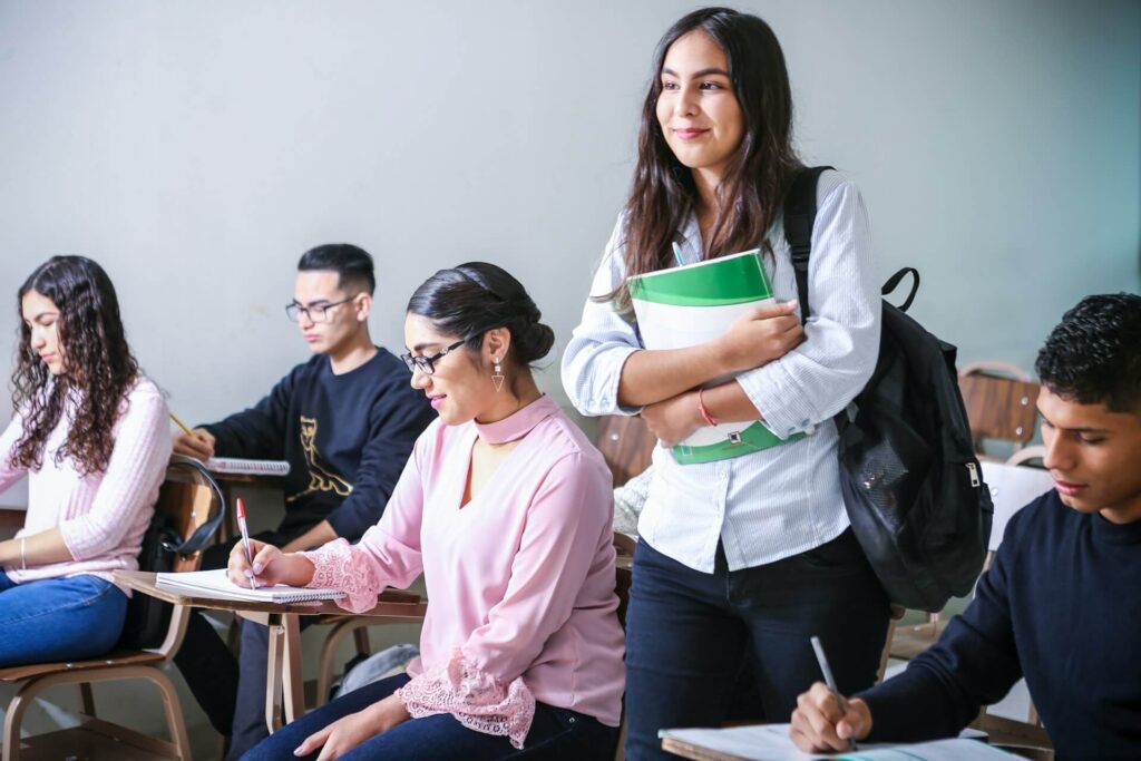 Co kupić na studia na uczelnię i do mieszkania? Wyprawka dla studenta 2024